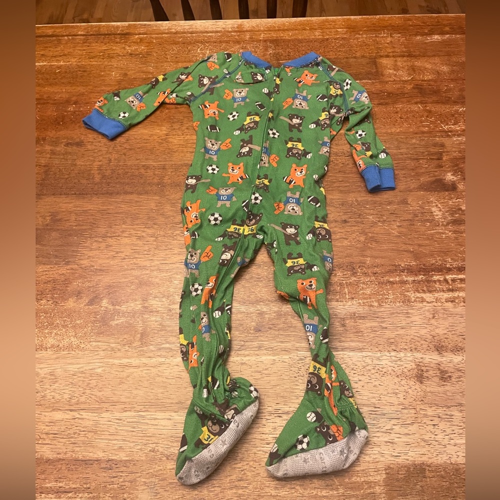 🔴Carters. Footed sleeper. 24 months